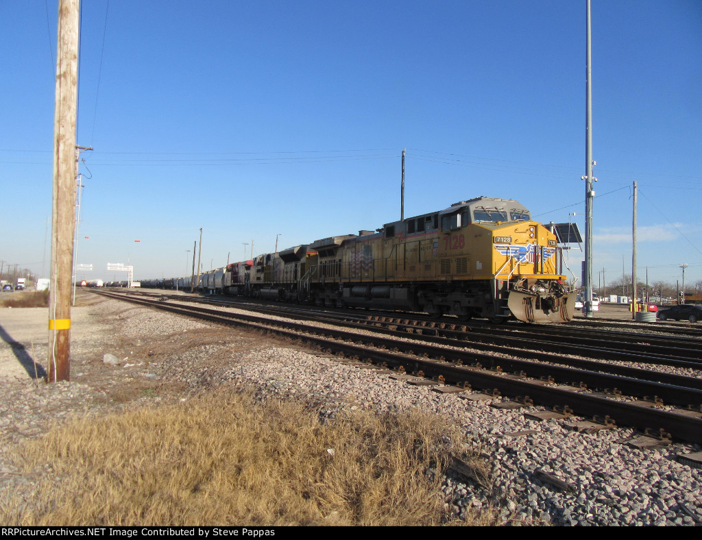 UP 7128 leads a train though the yard at Houston